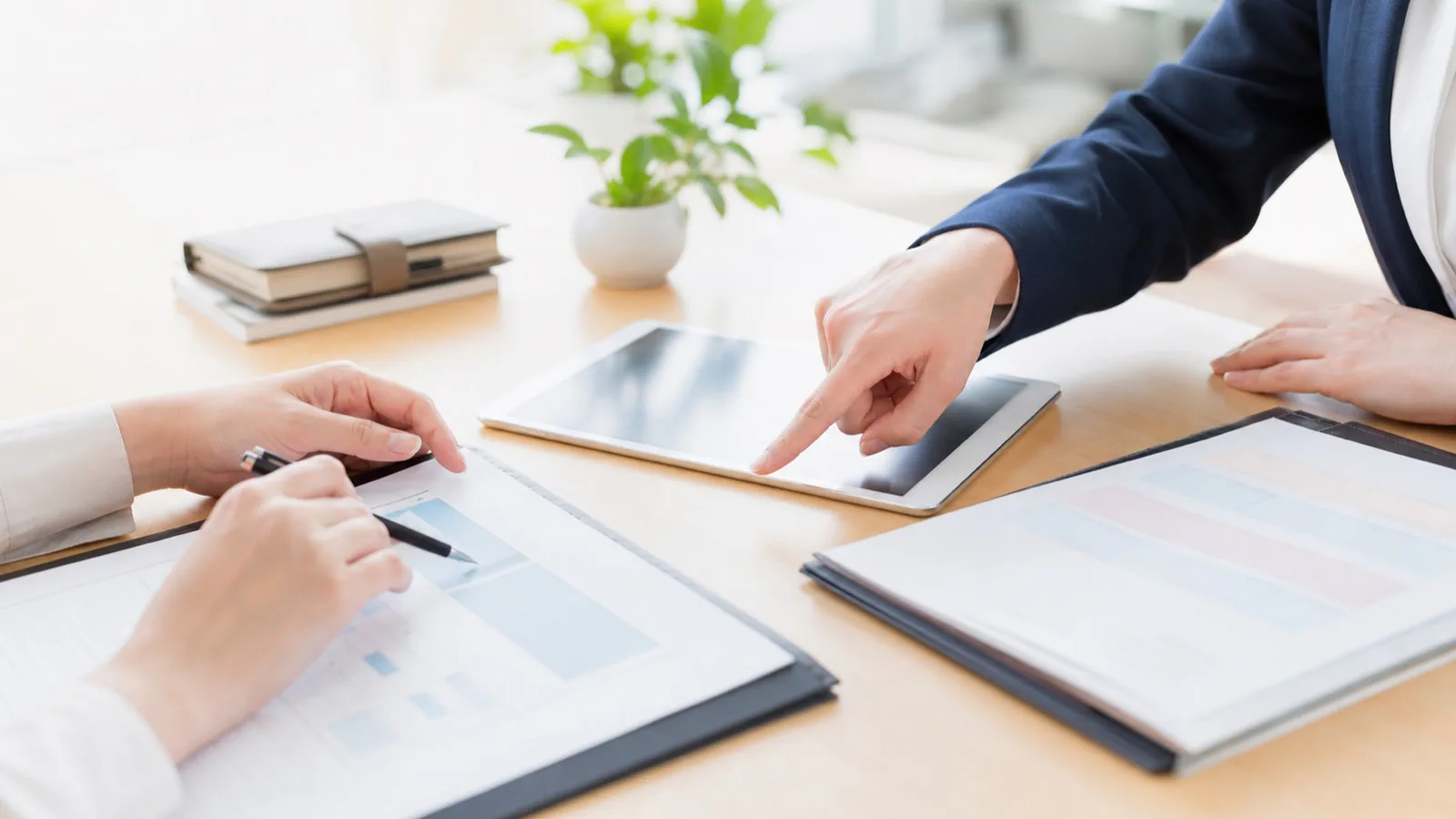 求人企業と採用要件を整理する人材会社の打ち合わせ