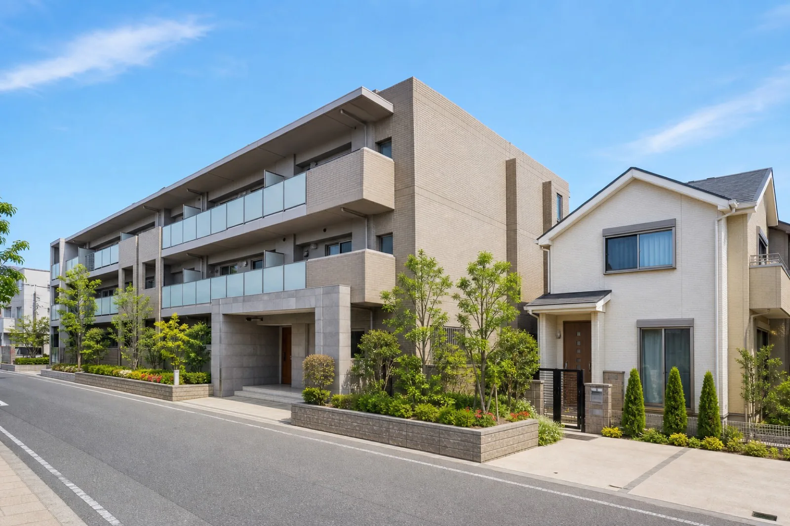 日本のきれいなマンションと戸建ての外観