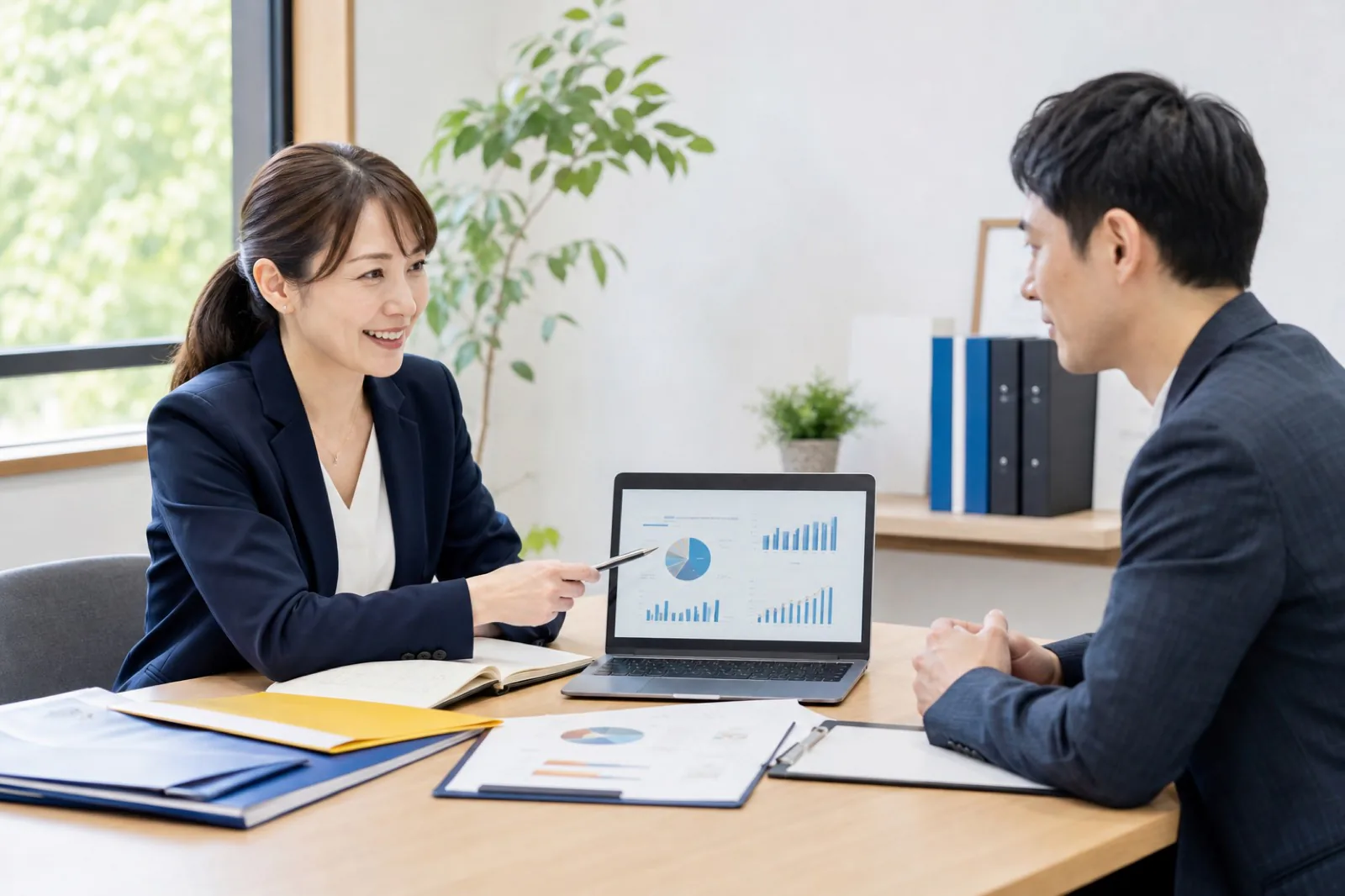 日本人社労士が経営者に助成金を説明する様子