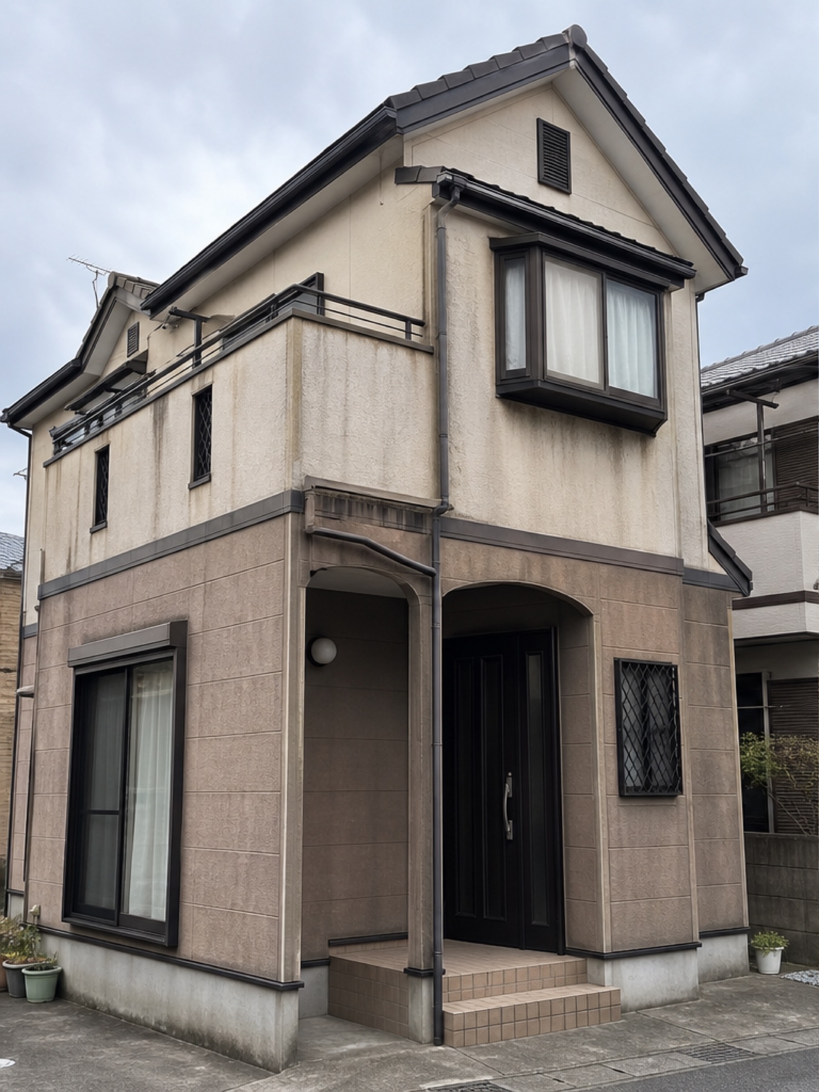 塗装前の色あせた外壁