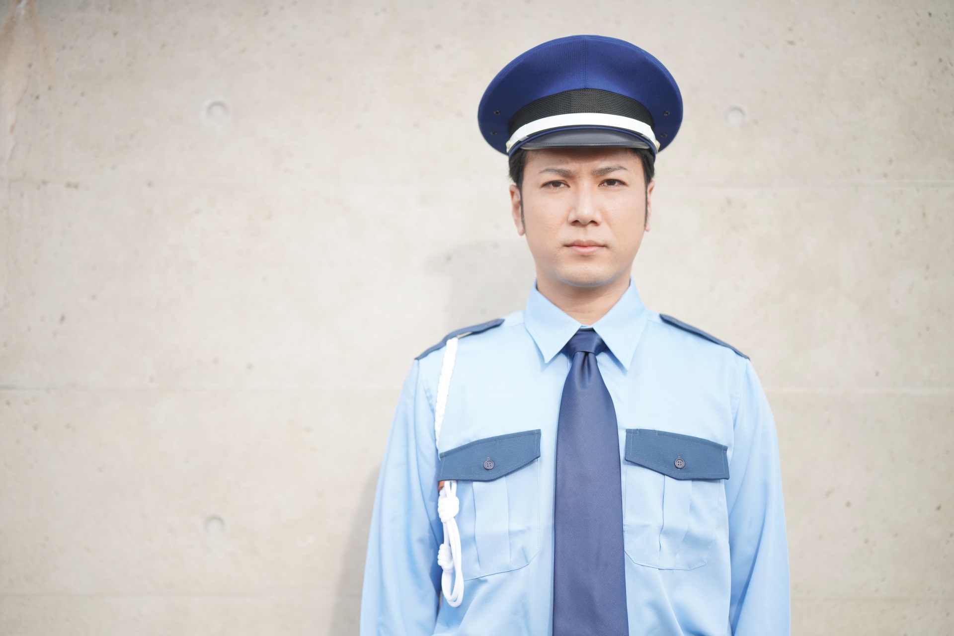 制服姿で正面を向く警備員